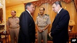Le secrétaire américain à la Défense Leon Panetta et le maréchal Mohammed Hussein Tantaoui au Caire