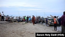 Quelques vendeurs de poissons aux abords du Lac Édouard pour chercher les poissons à vendre en gros dans les marchés environnants. Le 11 Avril 2022. Zanem (Photo Nety Zaidi/ VOA Afrique.) 