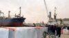 La ministre tunisienne de l'Environnement Leila Chikhaoui visite le port du sud-est du golfe de Gabès, après qu'un pétrolier transportant 750 tonnes de carburant diesel de l'Égypte à Malte a coulé au large des côtes, le 16 avril 2022.