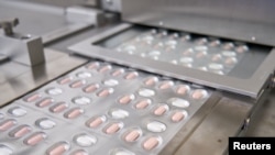 Pil Paxlovid untuk pengobatan anti-virus COVID-19 yang diproduksi oleh Pfizer (foto: dok). 