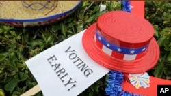 Un panneau indiquant le vote anticipé sur le gazon lors d'une célébration pour marquer le début du vote anticipé à l'extérieur du Jackson Memorial Hospital dans le Miami-Dade County, le 24 octobre 2016, à Miami, en Floride.