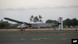 Solar Impulse 2, se posant à Hawaï (AP Photo/Marco Garcia)