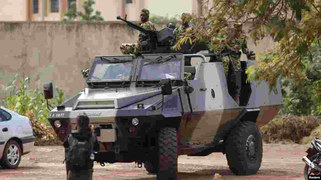 Des soldats de la garde présidentielle patrouillent en véhicule blindé à l'hôtel Laico à Ouagadougou, au Burkina Faso, 20 septembre 2015.