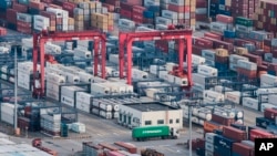 Conteneurs empilés dans le port de Yangshan à Shanghai, Chine, le 29 mars 2018.