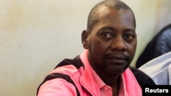 Chauffeur de taxi avant de se proclamer pasteur, Paul Nthenge Mackenzie est en détention depuis le 14 avril, au lendemain de la découverte de victimes dans la forêt de Shakahola.