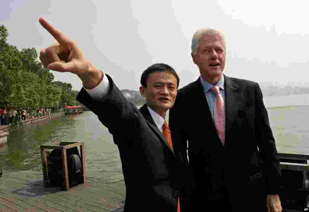 在中国互联网峰会期间,阿里巴巴首席执行官马云陪美国前总统克林顿游览西湖(2005年9月10日)