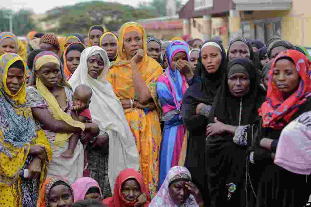 Muslim women watch as men carry the coffin of UPD-Zigamibanga party leader Zedi Feruzi at his funeral, in Bujumbura, May 24, 2015. 