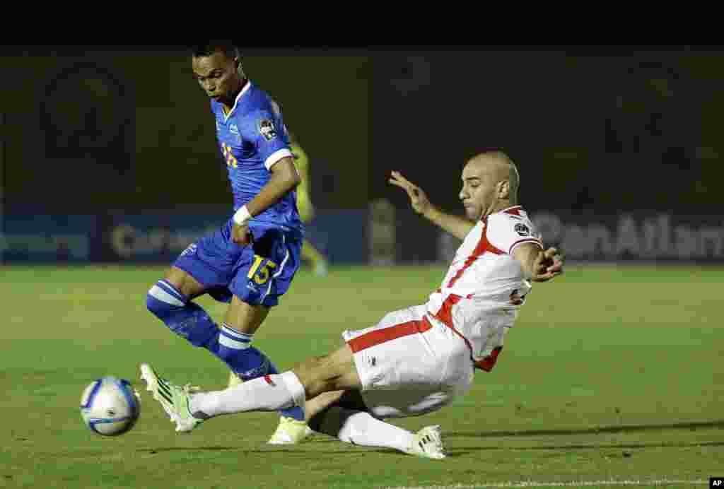 Nuno Rocha du Cap-Vert, à gauche, au courps à corps avec Aymen Abdennour de la Tunisie, à droite, lors du match de football de la Coupe d'Afrique des nations Groupe B entre le Cap Vert et la Tunisie dans Ebebiyin, la Guinée équatoriale, dimanche 18 janvier 2015.