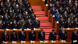 Líderes del partido comunista chino inclinan la cabeza en silencio, recordado sus líderes fallecidos, durante la sesión inaugural del 18o. Congreso del Partido Comunista Chino.