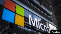 FILE – Logo Microsoft tampak di sebuah gedung perkantoran di New York City dalam foto yang diambil tanggal 28 Juli 2015 (foto: REUTERS/Mike Segar/Arsip)