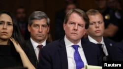Penasihat Gedung Putih, Don McGahn, mendengarkan Hakim Brett Kavanaugh ketika bersaksi di hadapan Komite Kehakiman Senat di Gedung Kantor Senat Dirksen di Capitol Hill, Washington, AS (Foto: Reuters)