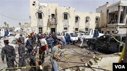 Pasukan keamanan Irak memeriksa lokasi pemboman bunuh diri di Basra (13/6).