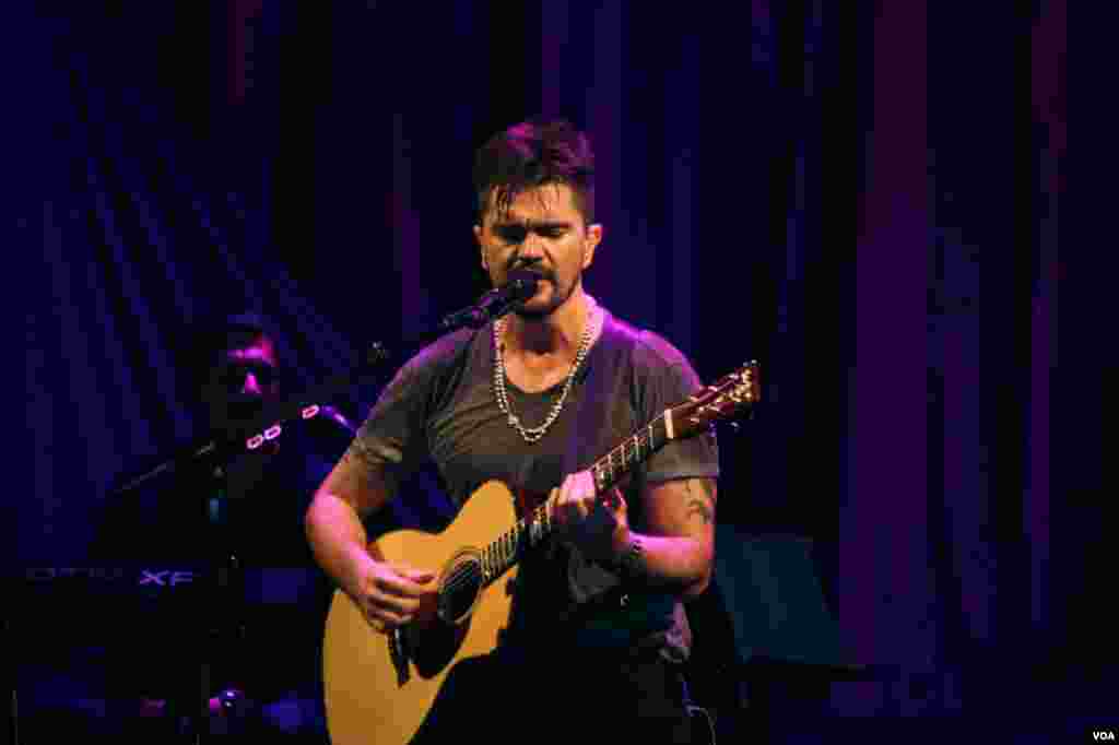 Lleno de emoción interpretó el tema “La noche”. “De esta manera quiero rendir homenaje a Joe Arroyo, uno de los grandes músicos de Colombia” explicó al público que no dejó bailar.