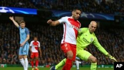 Radamel Falcao en duel avec le gardien de Manchester City, Willy Caballero, lors d'un match entre Manchester City et Monaco, au stade Etihad, en Angleterre, le 21 février 2017.