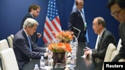 U.S. Secretary of State John Kerry (L) and United Nations Secretary General Ban Ki-moon (R) meet on the sidelines of the COP 21 United Nations conference on climate change in Le Bourget, on the outskirts of Paris, France, Dec. 11, 2015. 