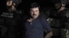 Joaquin "El Chapo" Guzman, chef du trafic des stupéfiants, est escorté dans un hélicoptère à l'aéroport de Mexico après avoir été repris lors d'une intense opération militaire à Los Mochis, dans l'État de Sinaloa, le 8 janvier 2016.