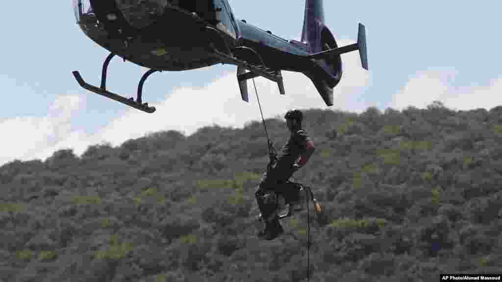Un hélicoptère de patrouille lors d'exercice de lutte le braconnage de rhinocéros blanc en Afrique du Sud.