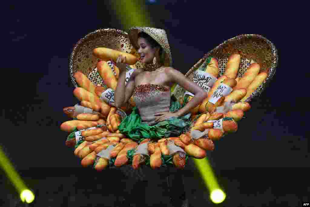 នាង H'Hen Nie នៃប្រទេសវៀតណាមនៅលើឆាកអំឡុងការបង្ហាញឈុតជាតិក្នុងកម្មវិធីប្រឡងបវកញ្ញាសកលលោកឆ្នាំ២០១៨ក្នុងខេត្ត Chonburi ប្រទេសថៃកាលពីថ្ងៃទី១០ ខែធ្នូ ឆ្នាំ២០១៨។