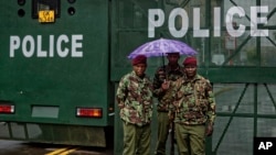 Policiers devant la Cour suprême de Nairobi, 14 novembre 2017.