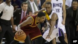 Kyrie Irving, à gauche, alors avec les Cleveland Cavaliers, Sacramento, Californie, le 9 mars 2016