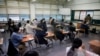 Siswa menunggu dimulainya ujian masuk perguruan tinggi tahunan di tengah pandemi Covid-19 di aula ujian di Seoul, Korea Selatan, 3 Desember 2020. (Foto: REUTERS/Kim Hong-Ji)