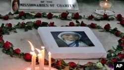 Un retrato de la madre Teresa yace en su tumba durante un servicio de oración, en Kolkata, India.