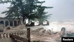 Fuertes olas provocadas por el huracán Sandy en el barrio Terraza Caribe en el este de Kingston, Jamaica.