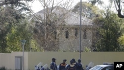 Polícia sul-africana guarda a casa onde a Primaira Dama dos Estados Unidos, Michelle Obama, se encontrou com Nelson Mandela