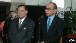Gubernur Bank Indonesia Agus Martowardojo (kiri) dan Menteri Keuangan Chatib Basri dalam jumpa pers di Jakarta (6/10). (VOA/Iris Gera)