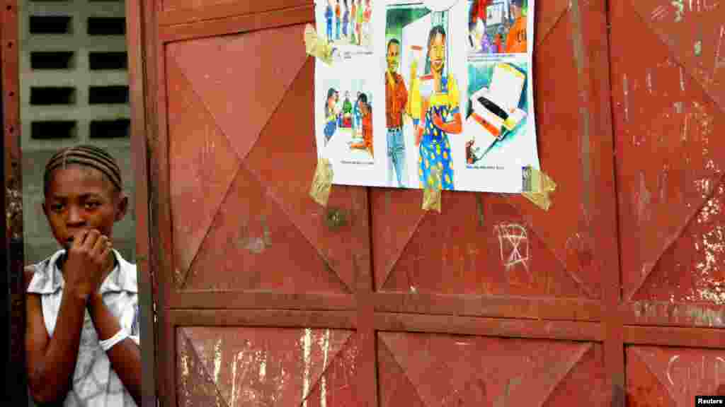 Une jeune fille congolaise à l'entrée de son école à Kinshasa, le 20 juin 2005.