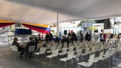 Así luce una sesión del Parlamento venezolano, de mayoría opositora, en una plaza del este de la capital al no poder sesionar en el Palacio Federal Legislativo. Caracas, Venezuela. Febrero, 11 2020. Foto: Carolina Alcalde - VOA.