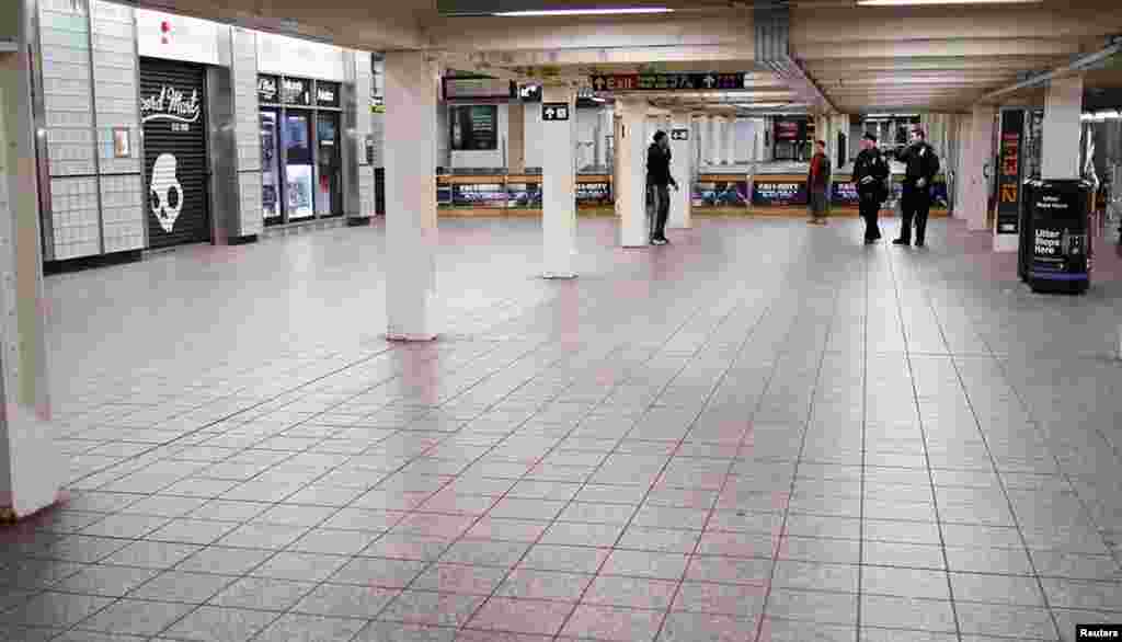 2012年10月28日,警察在纽约市的时报广场地铁站做最后清查。地铁站已关闭。