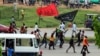 Des membres du Mouvement islamique du Nigeria (IMN) agitent des drapeaux lors d'une manifestation pour protester contre l'emprisonnement d'un chiite à Abuja, le 29 octobre 2018.