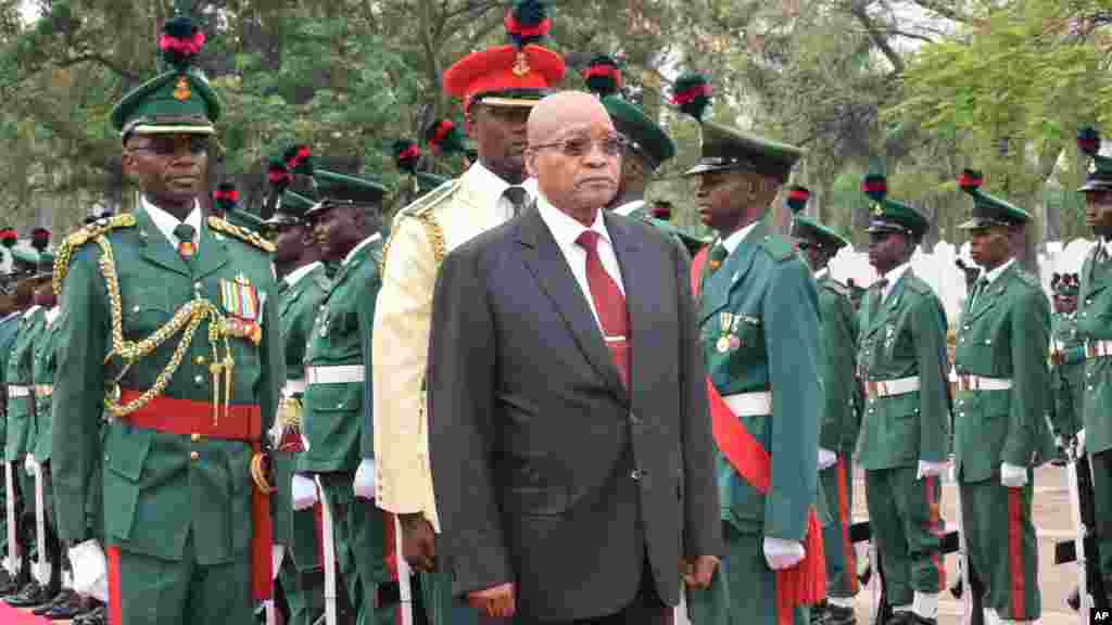 Le président de l'Afrique du Sud, Jacob Zuma, passe la garde d'honneur en revue lors de sa visite officielle au Nigeria avant d'être reçu par son homologue nigérian Muhammadu Buhari au Palais présidentiel à Abuja, le 8 mars 2016.