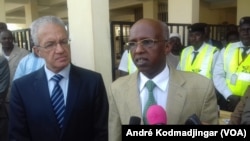 Le ministre de la justice Youssouf Abassalah a droite et l'ambassadeur d'Algérie au Tchad Birouk Zinedine a gauche, accueillant les prisonniers à l'aéroport.