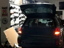 En esta foto de archivo proporcionada por la policía del condado de Montgomery se muestra un vehículo que se usó para estrellarse contra una tienda de armas de Rockville.