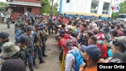Migrantes se mantenían a la espera para poder cruzar a Guatemala. Foto: Oscar Ortíz/VOA