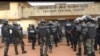 Forces de police devant la prison centrale de Yaoundé au Cameroun le 23 juillet 2019.