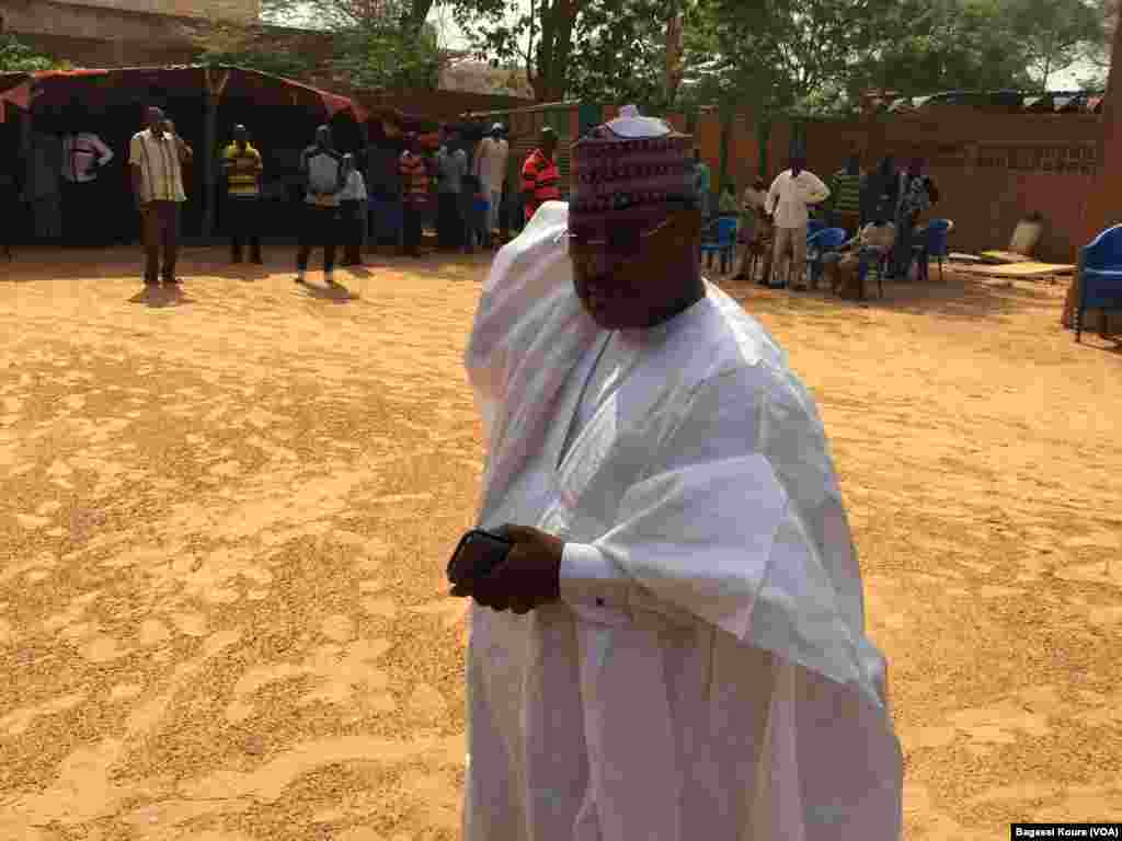 L'opposant Séini Oumarou arrivant au siège de son parti le MSND, Niamey le 16 mars 2016. (VOA/Bagassi Koura)