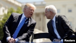 Le président Donald Trump parle avec le ministre de la Justice Jeff Sessions, à Washington, le 15 mai 2017.