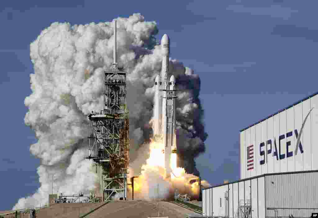 គ្រាប់រ៉ុក្កែតFalcon 9 SpaceX ធន់ធ្ងន់មួយត្រូវបានបង្ហោះចេញពី បន្ទាយអាកាស Kennedy Space Center ក្នុងទីក្រុង Cape Canaveral រដ្ឋ Florida កាលពីថ្ងៃទី០៦ កុម្ភៈ ២០១៨។