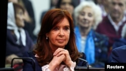 Cristina Fernandez de Kirchner, la expresidenta argentina de centroizquierda, ha negado las acusaciones y descrito el juicio como una cortina de humo política. Acusa al gobierno de su sucesor, el conservador Mauricio Macri, de perseguirla.