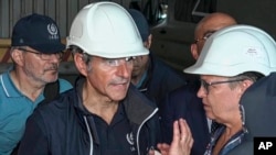 라파엘 그로시(왼쪽 두번째) 국제원자력기구(IAEA) 사무총장이 1일 조사단원들과 함께 우크라이나 남부 자포리자 원자력 발전소를 둘러보고 있다. 러시아 국방부가 2일 공개한 영상에서 캡쳐한 장면.  