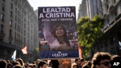 Simpatizantes de la vicepresidenta argentina, Cristina Fernández, expresan su apoyo en la Plaza de Mayo de Buenos Aires un día después de un intento de atentado el 2 de septiembre de 2022. 