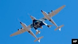 Le VSS Unity de Virgin Galactic quitte le port aérien et spatial de Mojave à Mojave, en Californie vers sa nouvelle maison au Nouveau-Mexique, où il sera préparé pour des opérations commerciales transportant des touristes dans l'espace. (Photo AP?Matt Hartman)