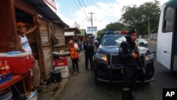 La policía hace guardia en un vecindario mientras comienzan las negociaciones entre el gobierno y las delegaciones de la oposición en Managua, Nicaragua, el miércoles.