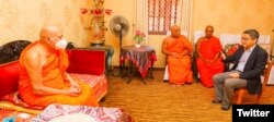 Chargé d'affaires Hu Wei called on Malwathu Mahanayake: (twitter Photo: Chinese Embassy in Sri Lank)