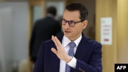 Perdana Menteri Polandia Mateusz Morawiecki tiba di Brussels, Belgia, untuk menghadiri sebuah rapat sebagai bagian dari Pertemuan Dewan Eropa, pada 15 Desember 2022. (Foto: AFP/Ludovic Marin)