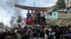 El activista político James Legrand se dirige a la multitud durante una protesta contra el alto costo de la vida y por el fin de la violencia de las pandillas, en Puerto Príncipe, la capital de Haití, el 18 de noviembre de 2022.