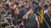 Anggota parlemen dan pemimpin partai Kongres Nasional India (INC), Rahul Gandhi, bersama saudara perempuannya, Priyanka Vadra, melakukan pawai unjuk rasa di Srinagar, Kashmir-India, 29 Januari 2023. 
